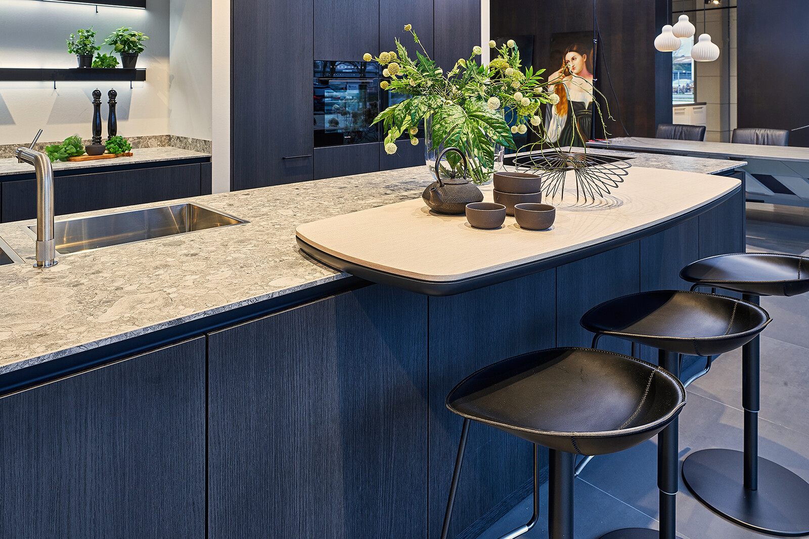 Sale: Siematic S2 in donker Eiken Darjeeling, keramiek terrazzo blad en surfboardbar