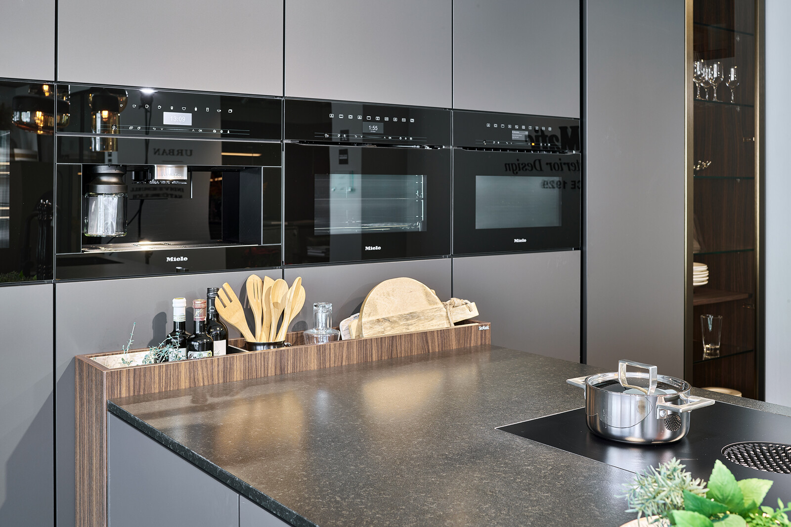 Showroomkeuken: SieMatic S2 Urban: grijze keuken met schiereiland en Miele apparatuur