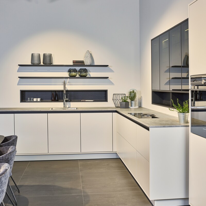 SieMatic SLC showroomkeuken_KM sterling-grijs hoekkeuken_Ekelhoff keukenland