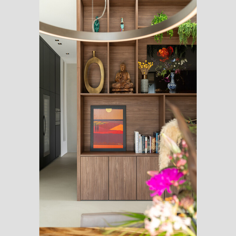 Achterkant van vrijstaande keukenkastenwand: In notenhoutlook Walnut Lincoln van SieMatic