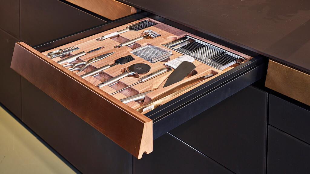 Schöne italienische Designerküche von Valcucine in der Linie Genius Loci. Detail, verborgene Schublade. Bei Ekelhoff Küchen in Nordhorn.