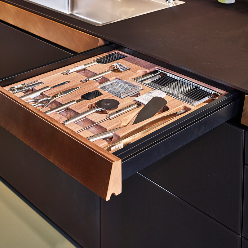 Schöne italienische Designerküche von Valcucine in der Linie Genius Loci. Detail, verborgene Schublade. Bei Ekelhoff Küchen in Nordhorn.