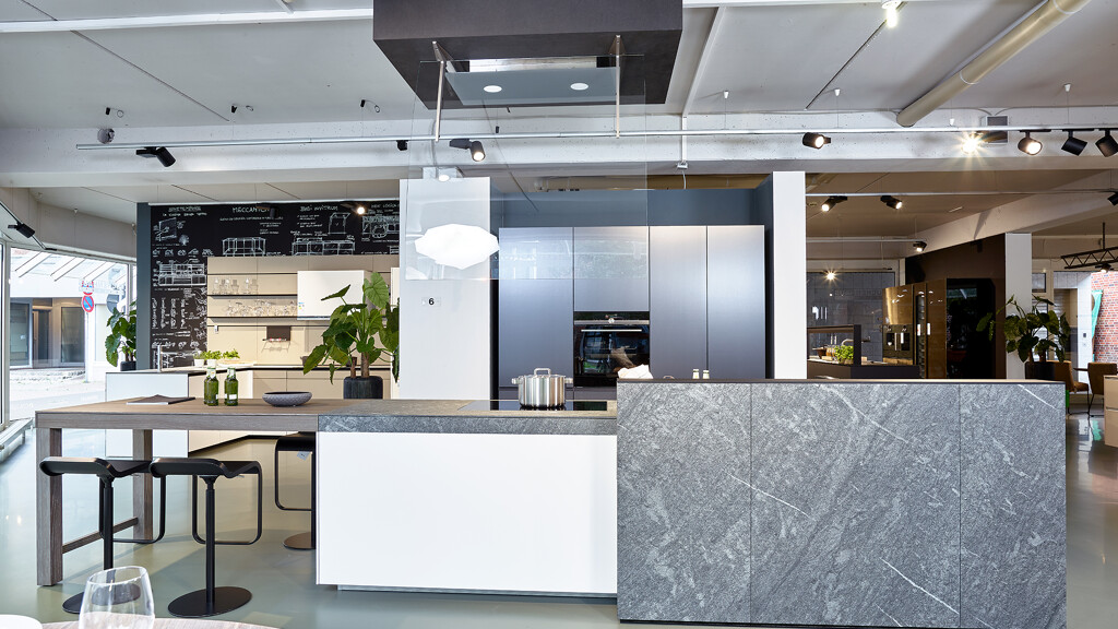 Schöne Valcucine Ausstellungsküche - Forma Mentis-Artematica-Genius Loci. Ausstellungsküche mit subtilen Details. Italienisches Küchendesign, jetzt im Sale bei Ekelhoff Küchen