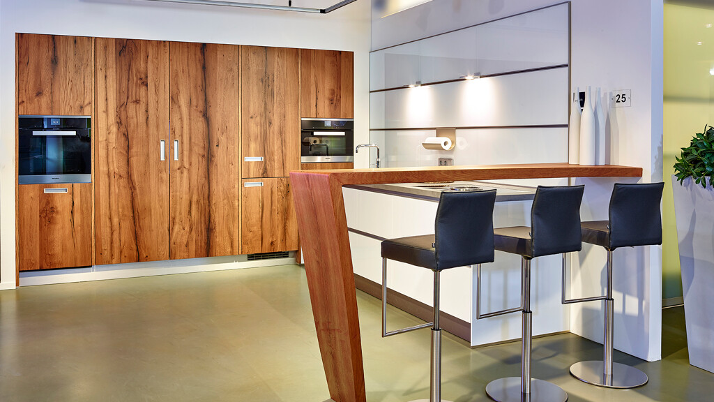 Moderne hoekkeuken  met eiken fronten_houten keukens_Ekelhoff Nordhorn