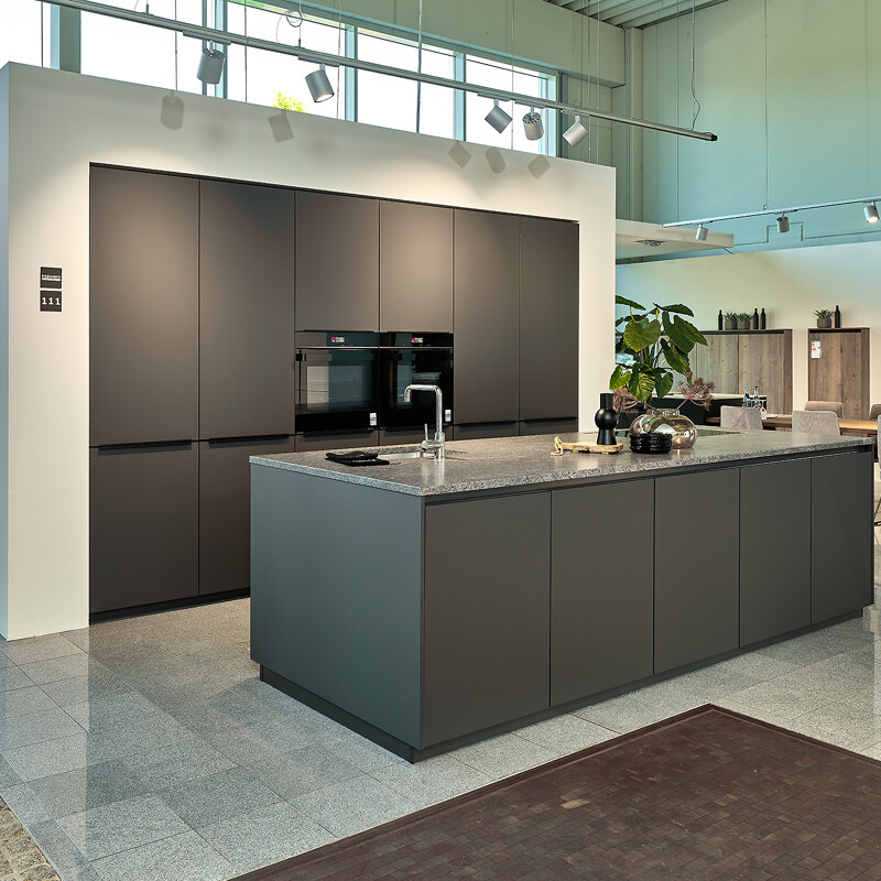 Angebots-Küche schwarz mit Insel Contur Ekelhoff Küchen