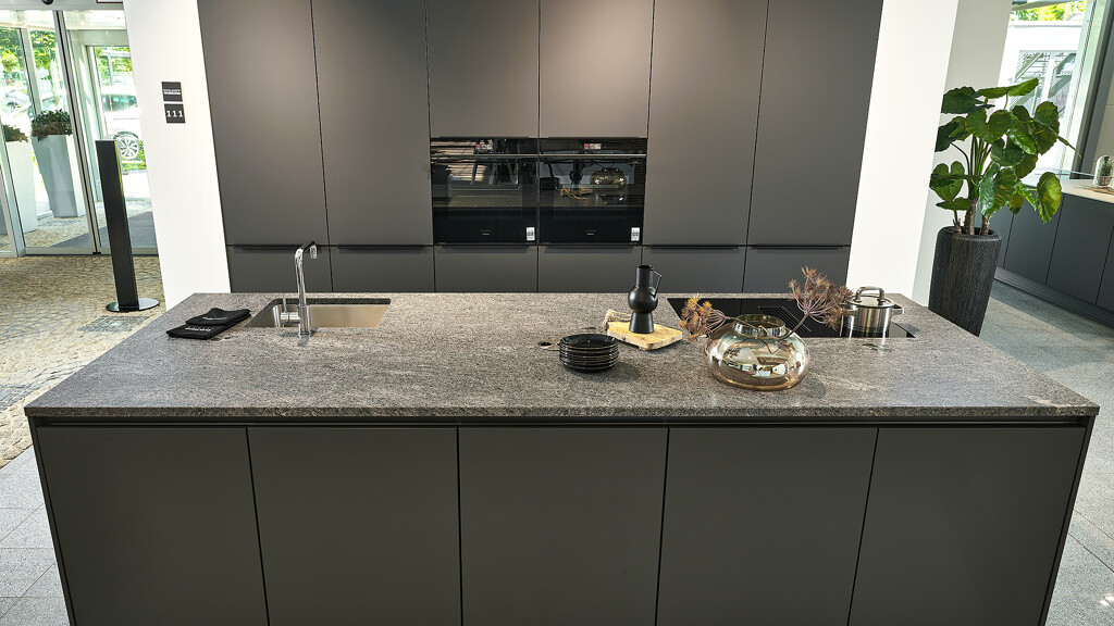 Angebot schwarze Küche mit Insel von Contur bei Ekelhoff Deutschland - Küchenland Nordhorn.
