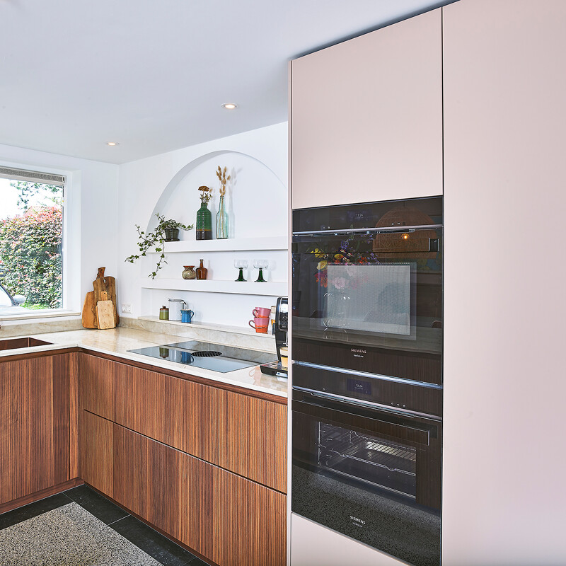 Ballerina Küche-Nussbaum mit Geräten von Siemens und Bora
