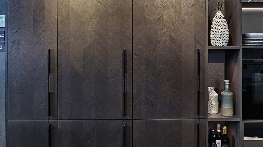 Ballerina Intarsia, visgraatfront in donker eiken, echthoutfineer. Ontdek Ballerina Keukens bij Ekelhoff in Nordhorn