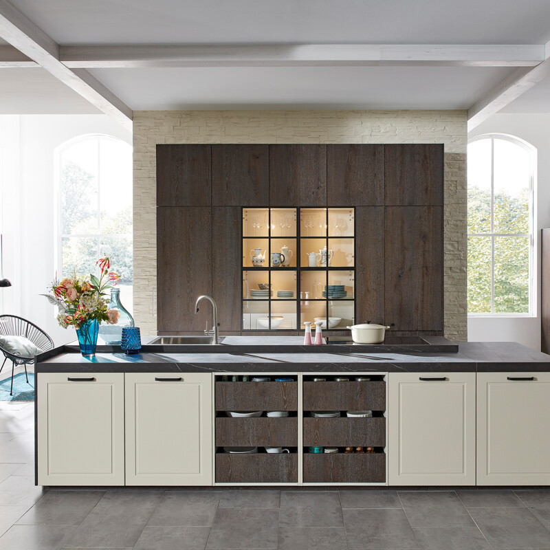 Ballerina XL - Eilandkeuken, hoge kasten met vitrinedeuren in donker eiken en zandgijs-Nobel S 44469 bij Ekelhoff Küchen Nordhorn