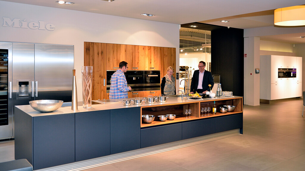 Grote Miele keuken met spoel - en kookeiland bij Ekelhoff Keukens