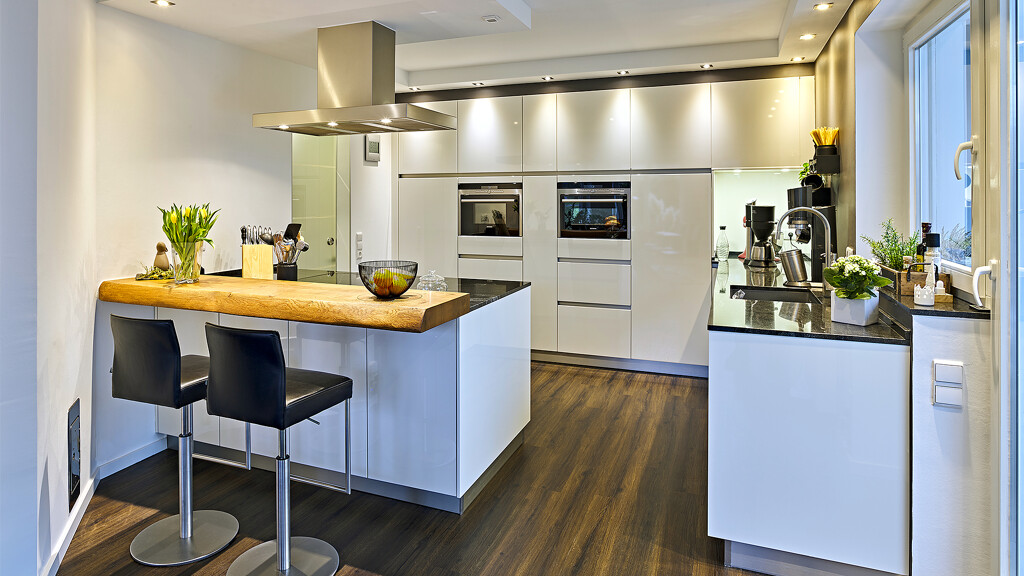 Einblick in die Eckküche in Hochglanz weiß der Ekelhoff-Mitarbeiterin Cordula Ratz.