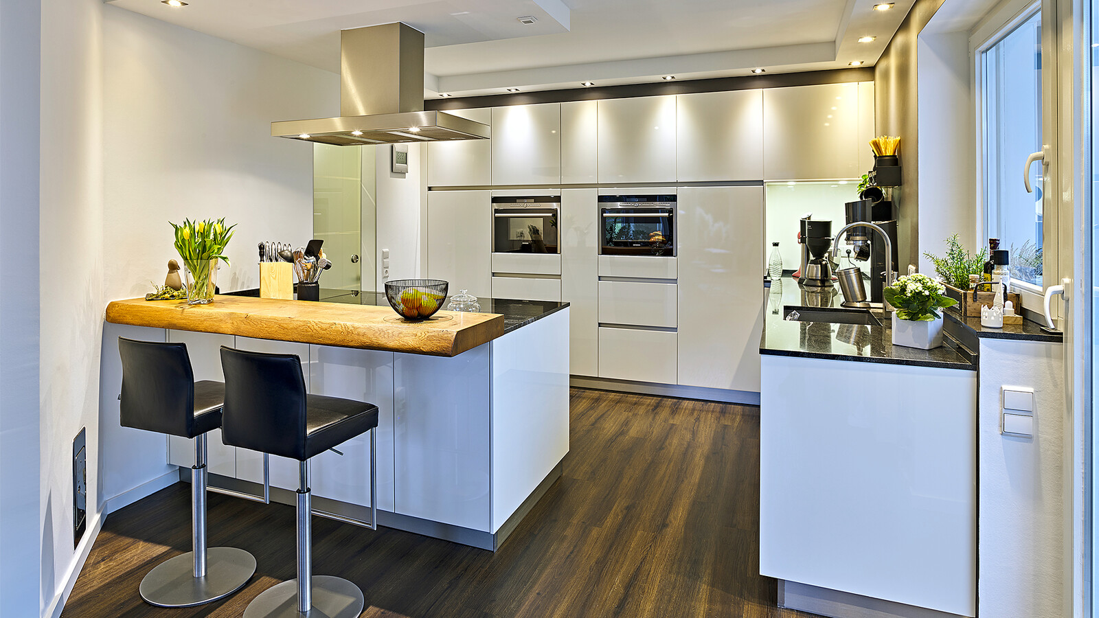 Einblick in die Eckküche in Hochglanz weiß der Ekelhoff-Mitarbeiterin Cordula Ratz.