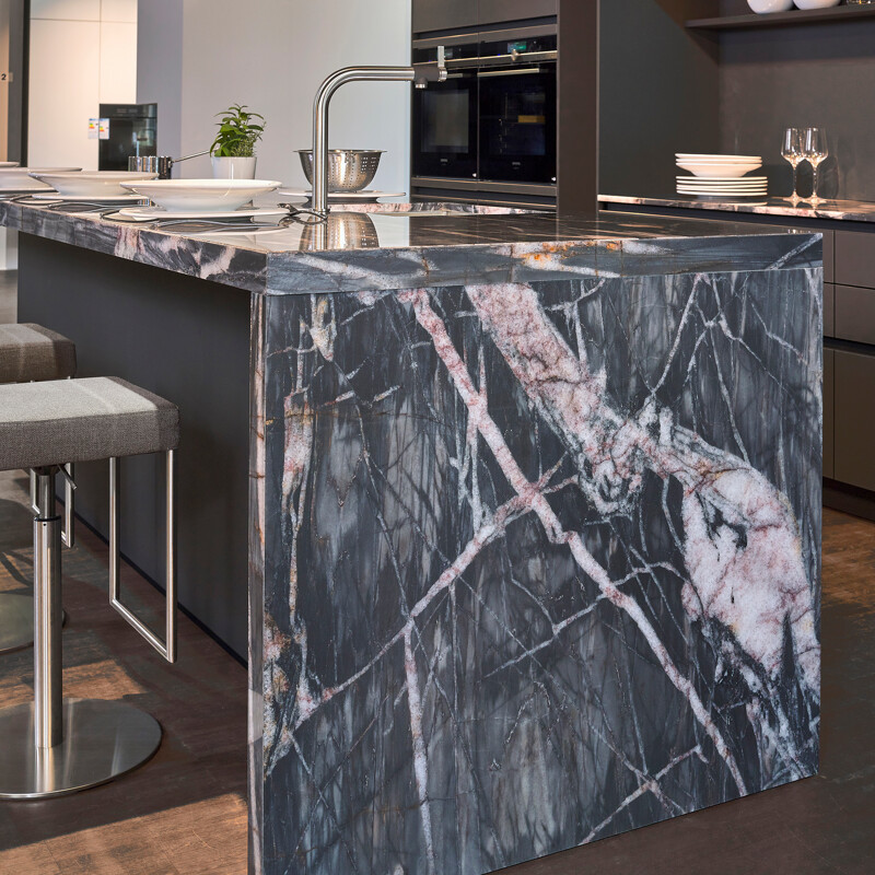 Zeer uitgesproken granietsoort in zwart, grijs wit en roodtinten: Midnight Crystal, te zien bijEkelhoff Keukens in Nordhorn