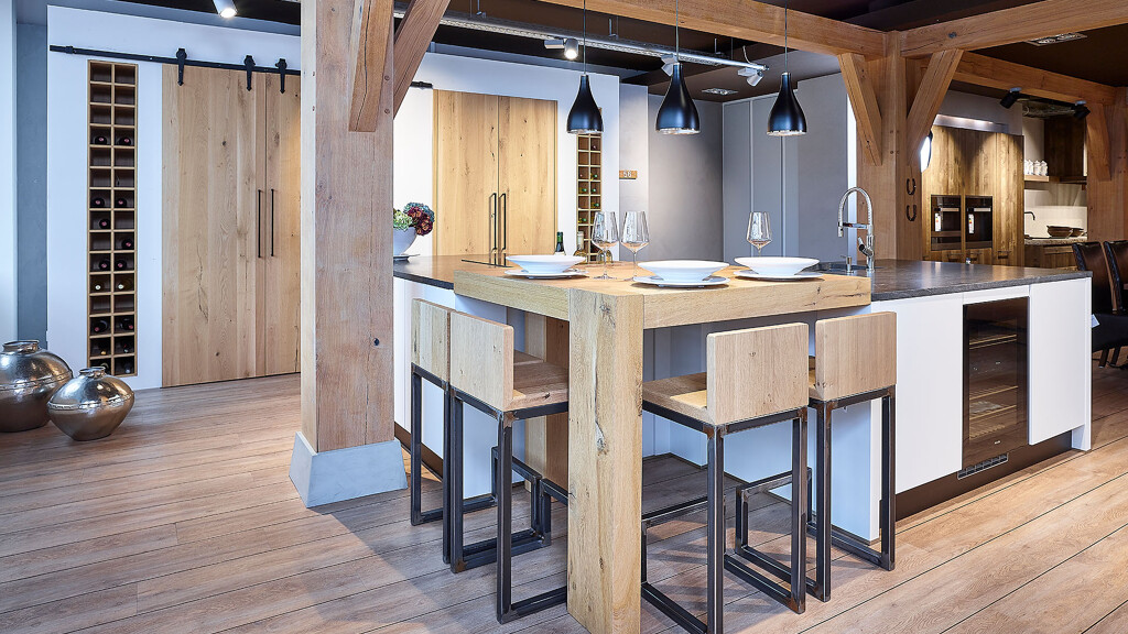 Modern landelijke keuken, maatwerk keuken met eiken deuren en bar_Ekelhoff Keukens