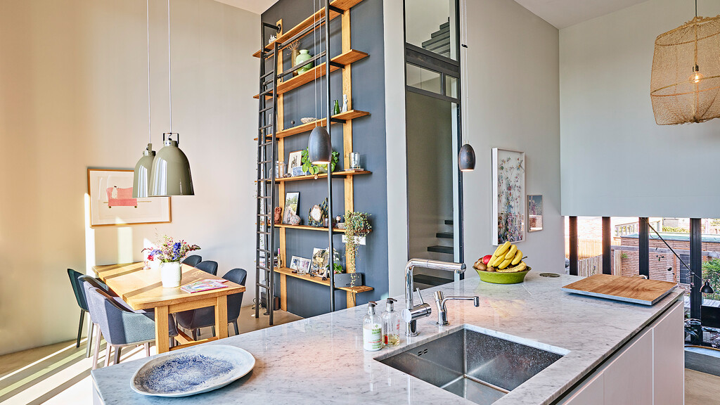 Grifflose weiße Küche von Contur mit Spülinsel und Arbeitsplatte und Rückwand aus Marmor. Realisiert in Amsterdam von Ekelhoff Küchen, Deutschland.