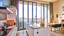 Grifflose weiße Küche von Contur mit Spülinsel und Arbeitsplatte und Rückwand aus Marmor. Realisiert in Amsterdam von Ekelhoff Küchen, Deutschland.