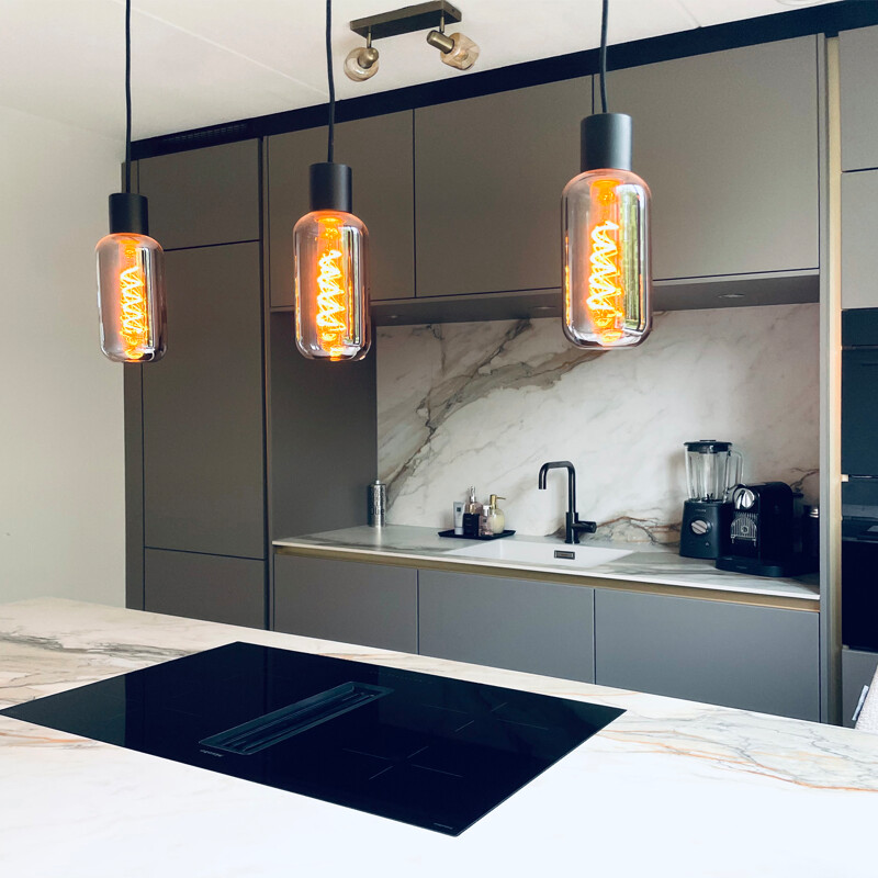 Contur Küche in Terragrau mit Marmor-Keramik-Arbeitsplatte