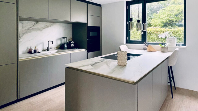 Contur keuken in terragrijs met marmer keramiek keukenblad - Ekelhoff keukens