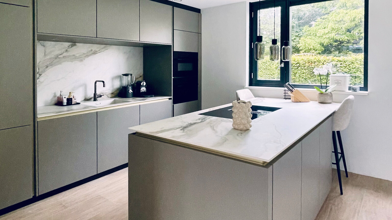 Contur Küche in Terragrau mit Marmor-Keramik-Arbeitsplatte – Ekelhoff Küchen
