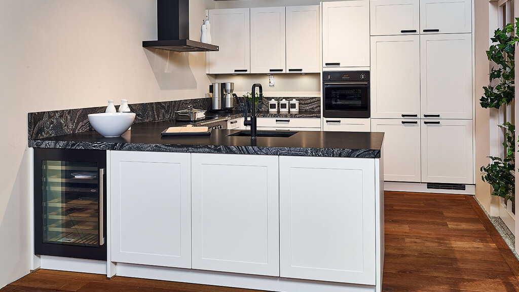 Contur Landhausküche mit Halbinsel von Ekelhoff Küchen