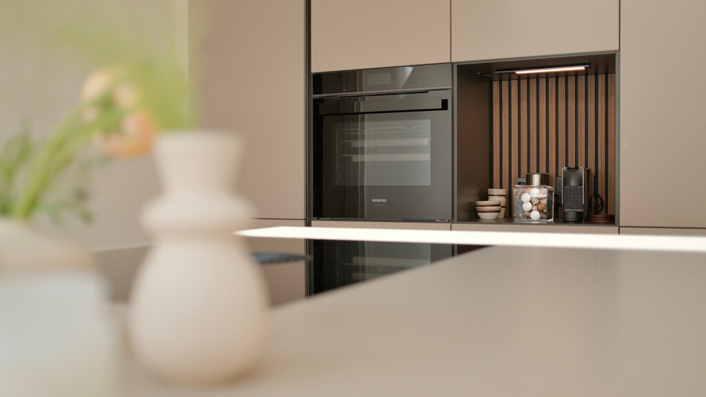 Contur Küche mit Kochinsel in Beige - Sandfarbe. Realisiert von Ekelhoff Küchen, fotografiert von ©Jeroen Nieuwhuis