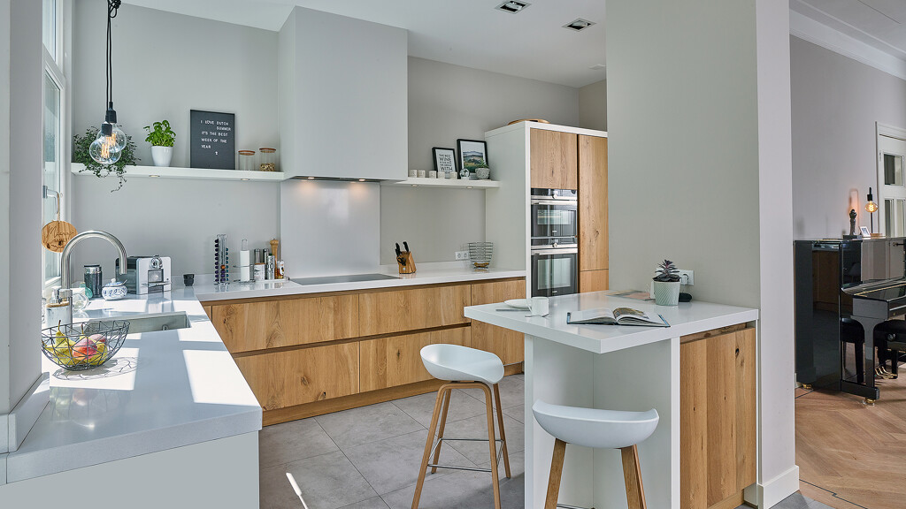 Scandinavische hoekkeuken in eiken met wit composieten blad