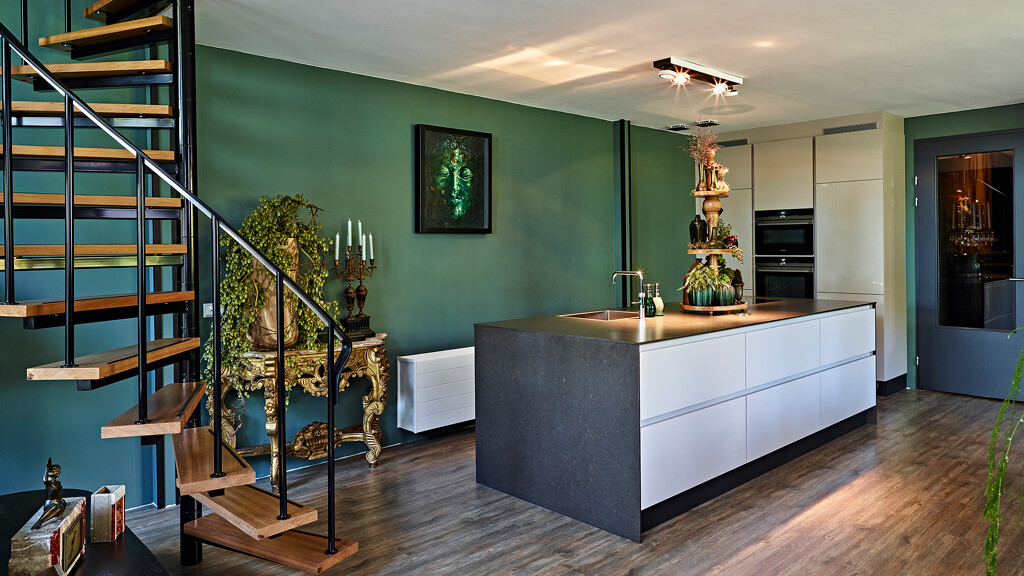 Eilandkeuken van Contur in zandgrijs met hoge kasten