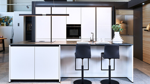 Weiße Inselküche mit Keramikarbeitsplatte und Hochglanzfronten-spezielles Angebot-Aktionspreis-Ekelhoff Küchen