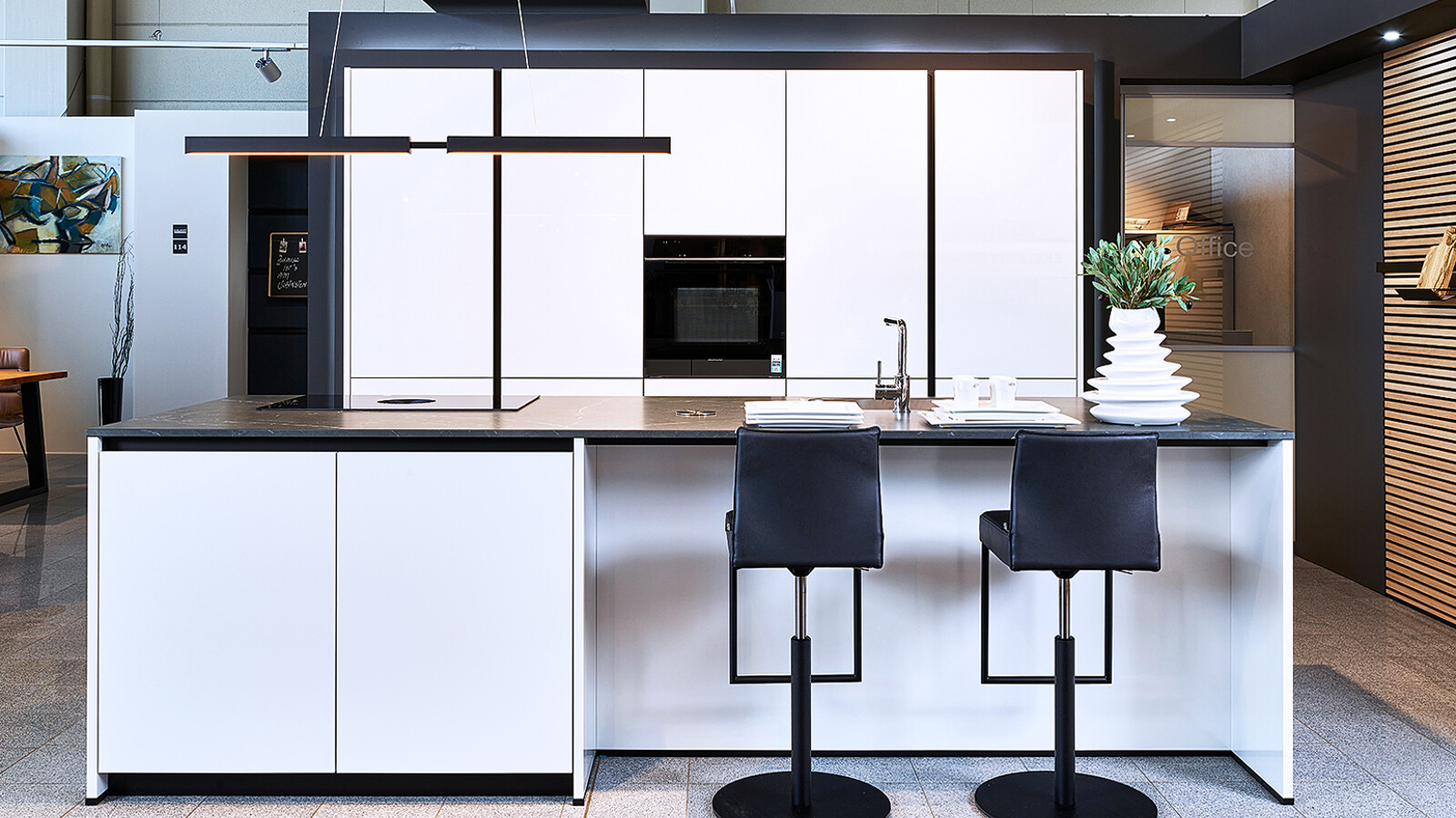 Weiße Inselküche mit Keramikarbeitsplatte und Hochglanzfronten-spezielles Angebot-Aktionspreis-Ekelhoff Küchen