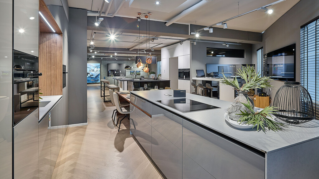 Grijze keuken van next125 met kookeiland en nis in de achterwand