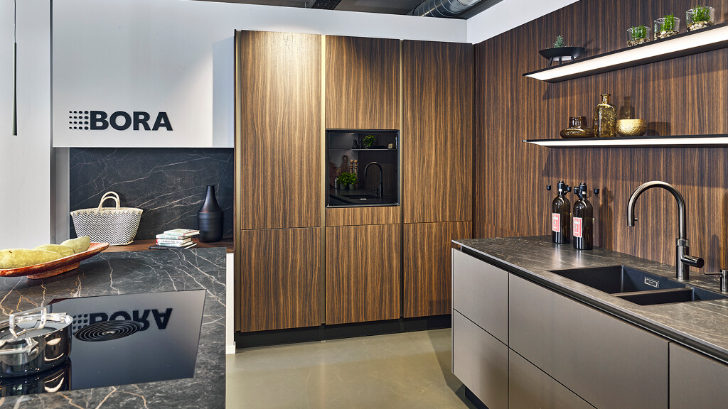 Deze showromkeuken van SieMatic keukens met hoge kastenwand vind u bij Keukenhuis Ekelhoff in Nordhorn.