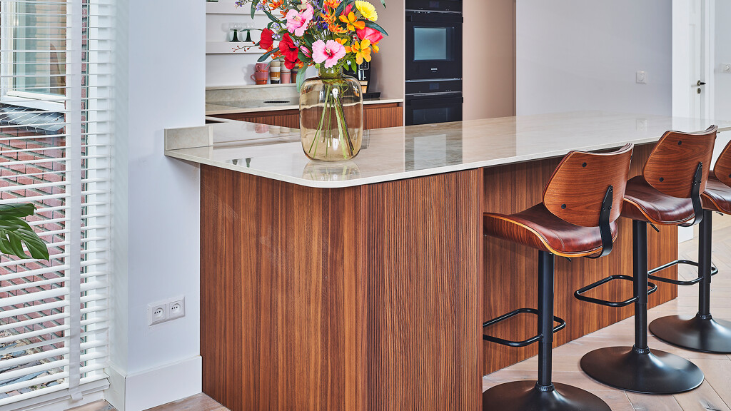 Keuken in U-vorm met schiereiland in notenhout. Keukenblad met afgeronde hoeken. Ekelhoff Keukens