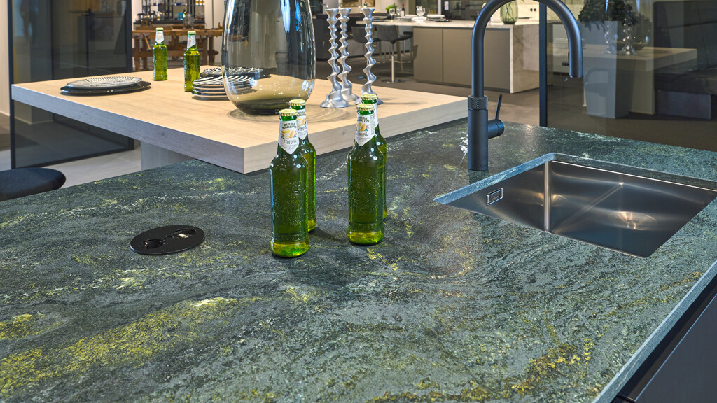 Spoeleiland met groen granieten keukenblad van Ekelhoff Nordhorn in Duitsland