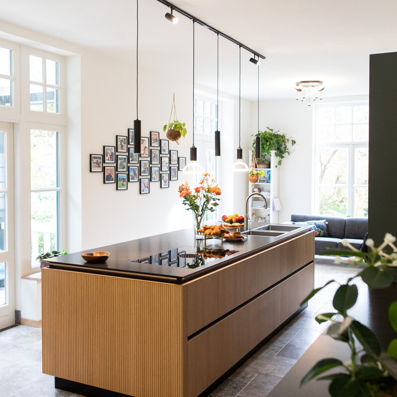 Keuken met kookeiland in kobaltgroen en licht eikenfineer met rillen van next125