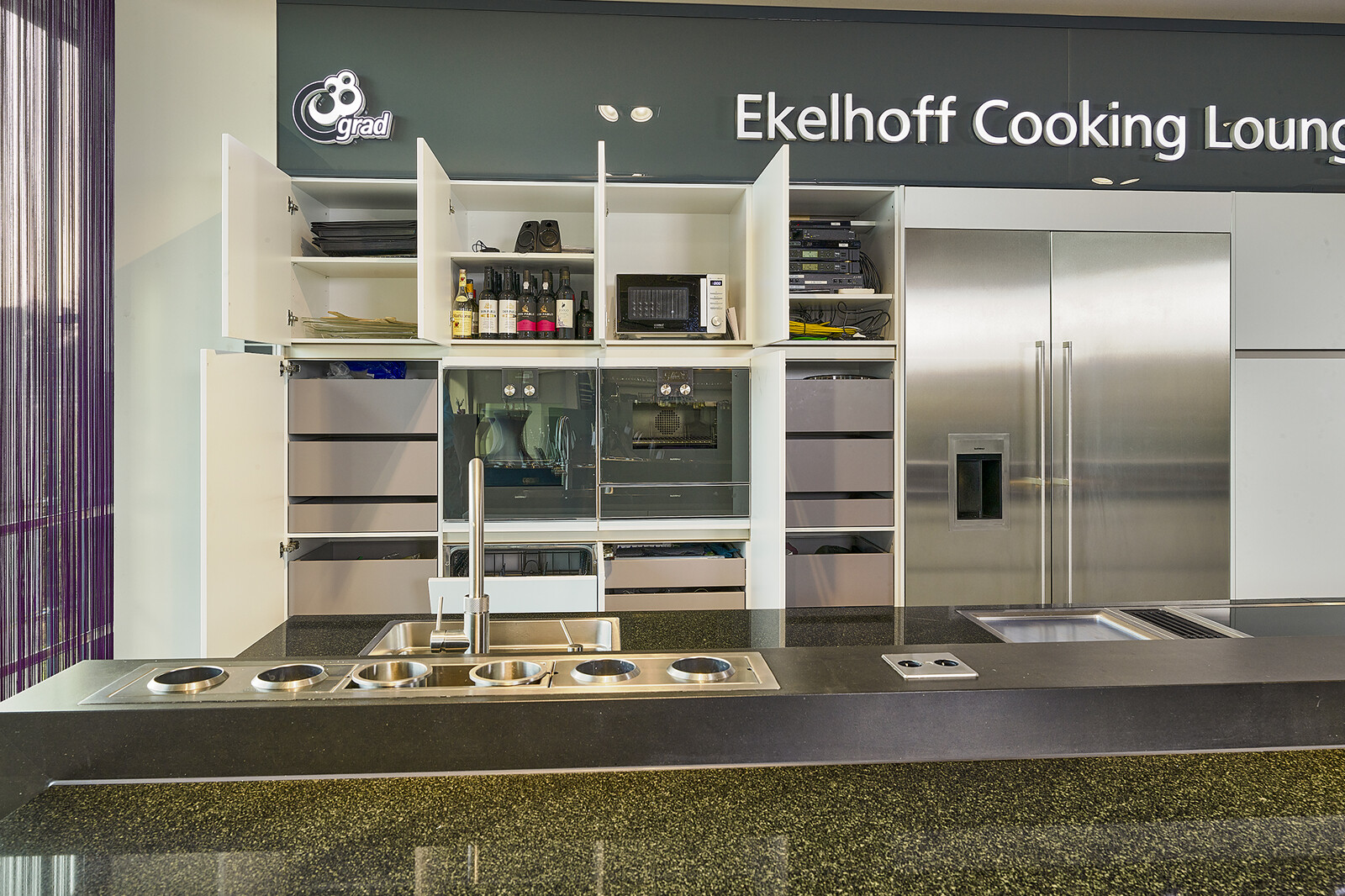 Showroomkeuken Sale - Grote professionele keuken voor kookworkshops, catering, showkoken - Ekelhoff Keukens
