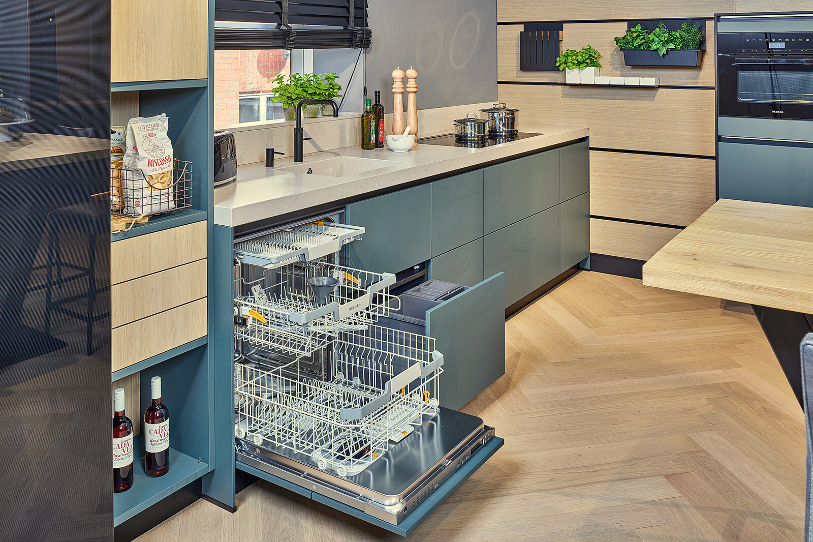 Showroomkeuken: Groene next125 designkeuken met  cube systeem achterwand en miele inbouwapparatuur
