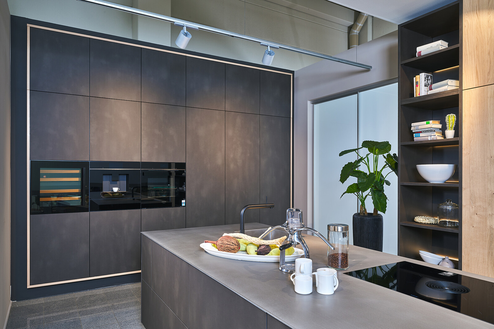 Showroomkeuken: Industriële eilandkeuken van Contur met rvs keukenblad en staallook fronten