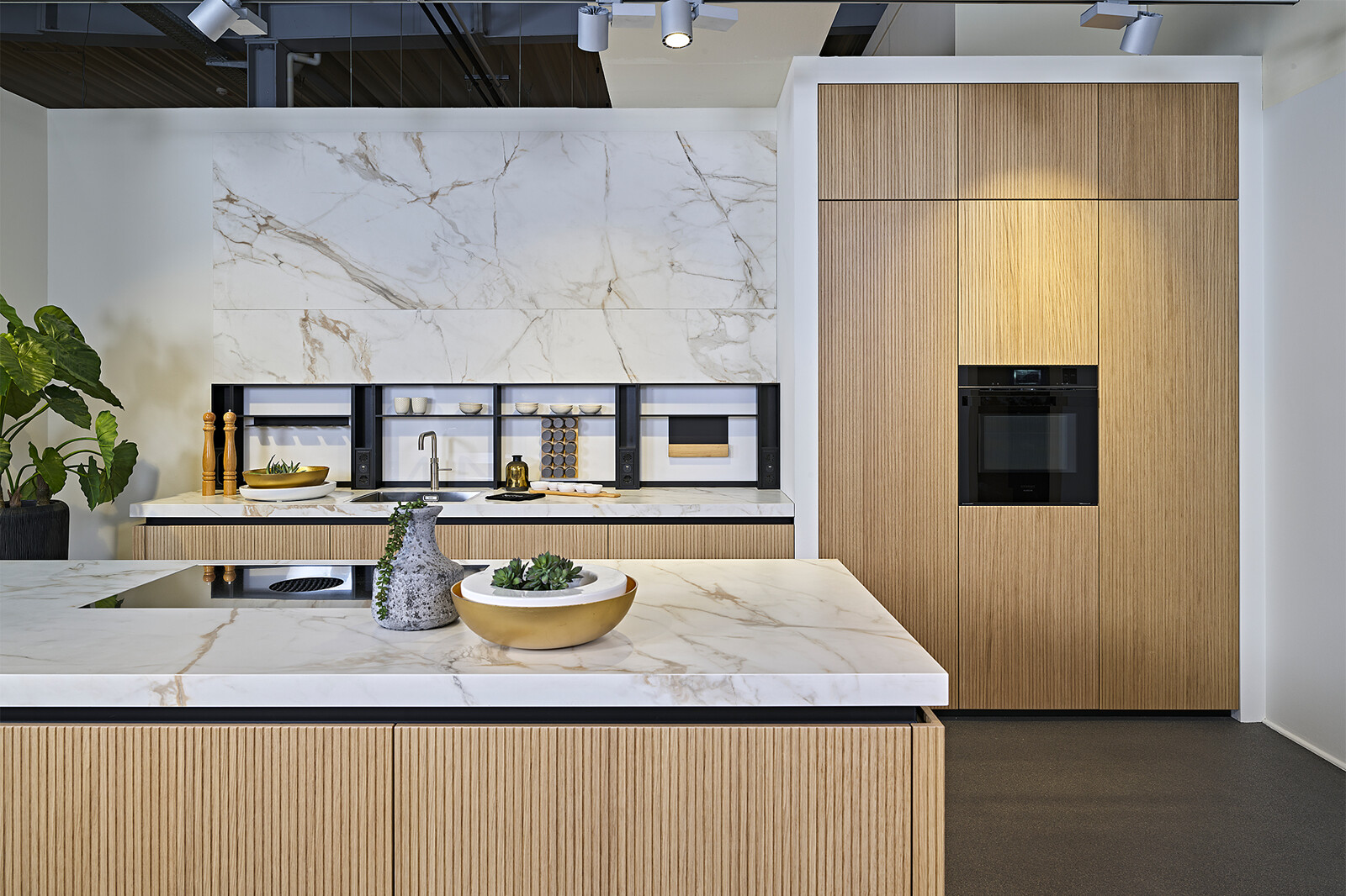 Showroomkeuken: next125 Japandi-keuken met lichte eiken ribbelfronten en Frame achterwand