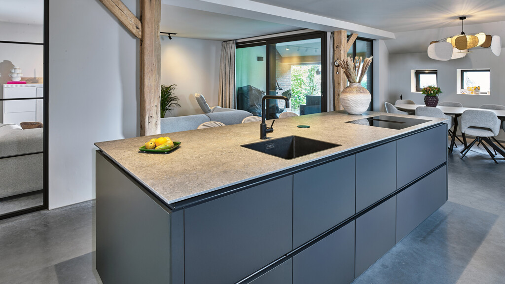 Mattschwarzes Kücheninsel mit Dekton Arbeitsplatte - realisiert von Ekelhoff Küchen in Nordhorn.