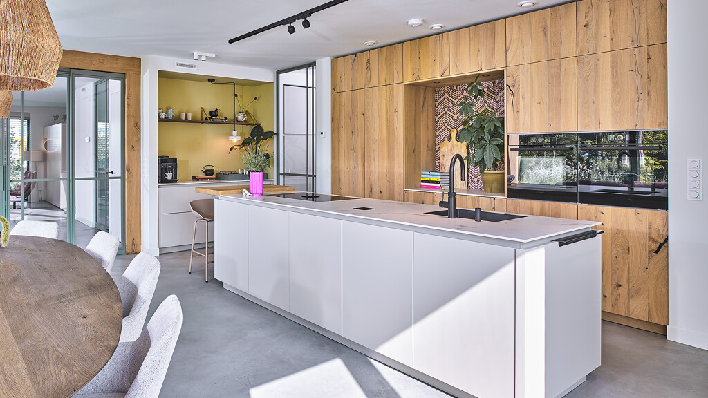 Keuken Scandinavisch. Maatwerk keuken hout balkeneiken-Ballerina keukeneiland-Dekton aanrechtblad