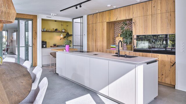 Küche skandinavisch. Maßgefertigte Küche Holz Balkeneiche-Ballerina Kücheninsel-Dekton Arbeitsplatte