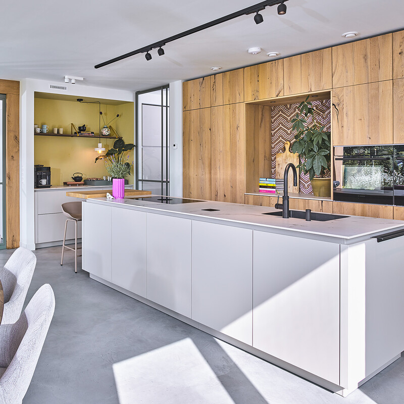 Küche skandinavisch. Maßgefertigte Küche Holz Balkeneiche-Ballerina Kücheninsel-Dekton Arbeitsplatte