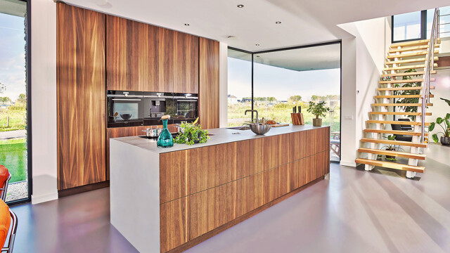 Maatwerkkeuken met gerookt eiken fronten en rvs werkblad_Ekelhoff in Duitsland