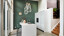 Schlichte grifflose Inselküche in Mattweiß mit weißer Arbeitsplatte in Marmoroptik von Ekelhoff Küchen