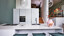 
Schlichte grifflose Inselküche in Mattweiß mit weißer Keramik Arbeitsplatte in Marmoroptik von Ekelhoff Küchen.
