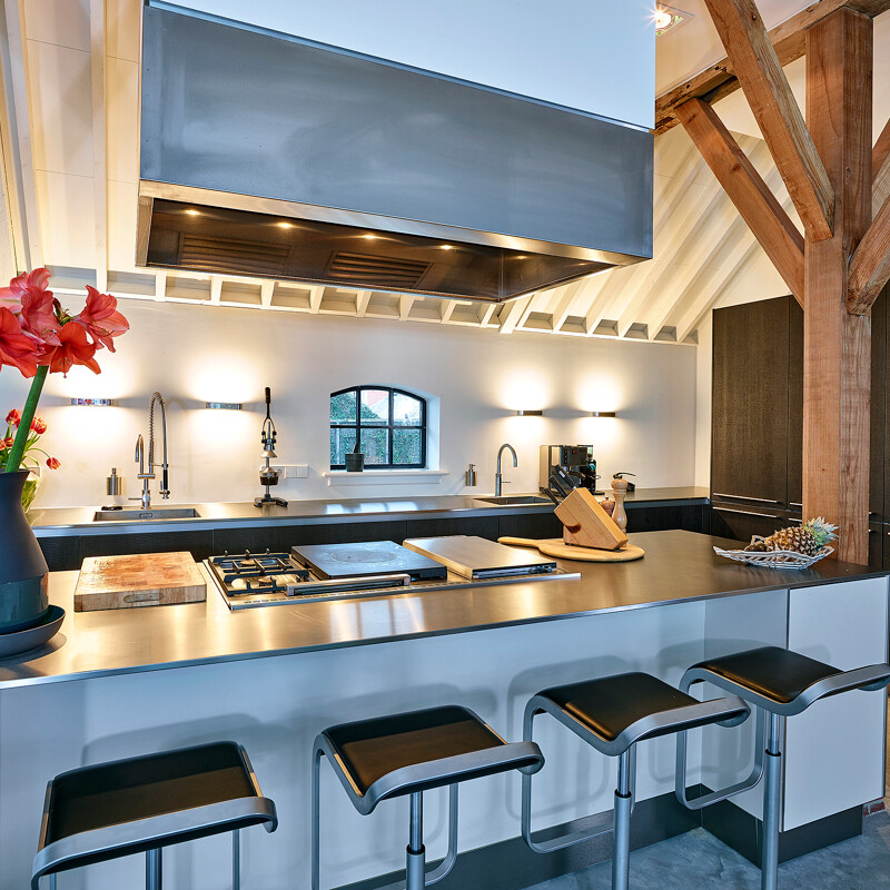 Moderne landelijke keuken met een ndustrieel tintje. Met keukeneiland in RVS. Geplaatst in de buurt van Amsterdam door Ekelhoff Keukens, Nordhorn