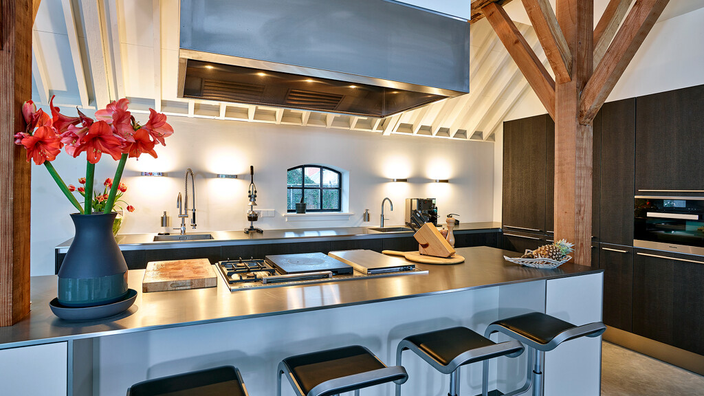 Moderne Landhausküche mit industriellem Touch. Mit Kücheninsel aus Edelstahl. Platziert in der Nähe von Amsterdam durch Ekelhoff Küchen, Nordhorn