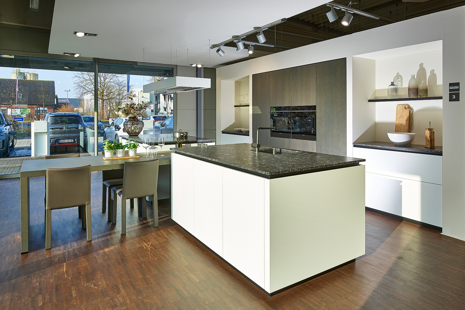 Showroomkeuken: next125 eilandkeuken in wit en grafietgrijs eiken elegant fineer