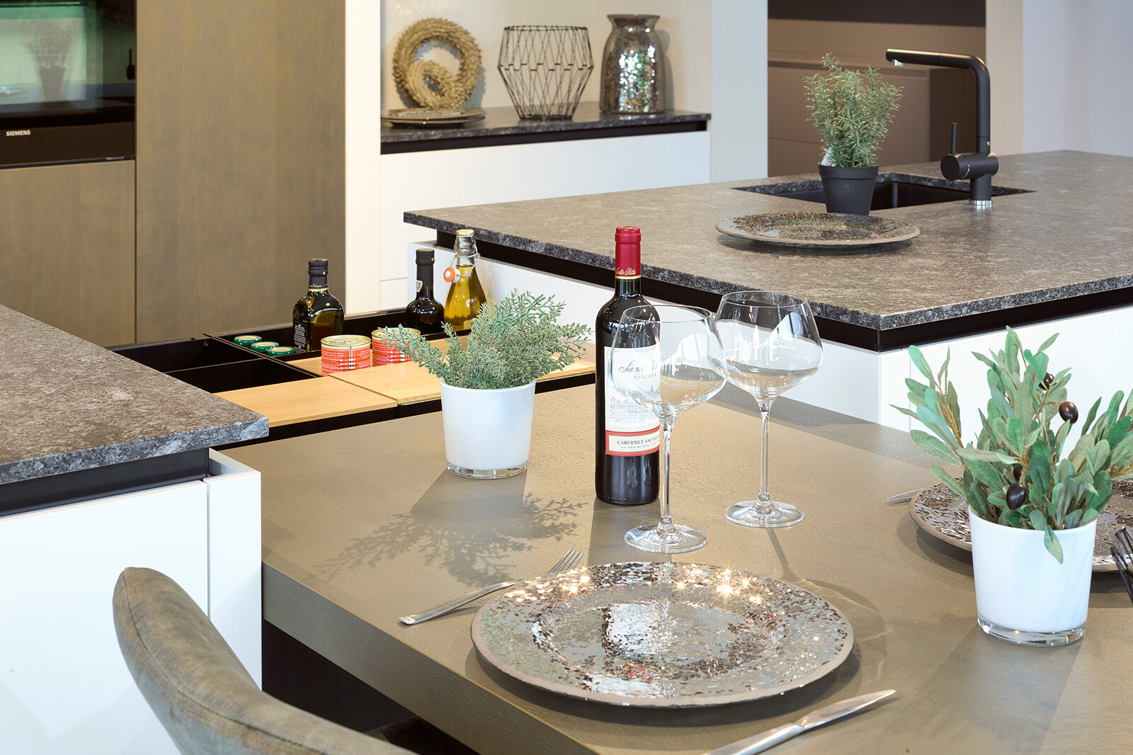 Showroomkeuken: next125 eilandkeuken in wit en grafietgrijs eiken met geintegreerde eettafel