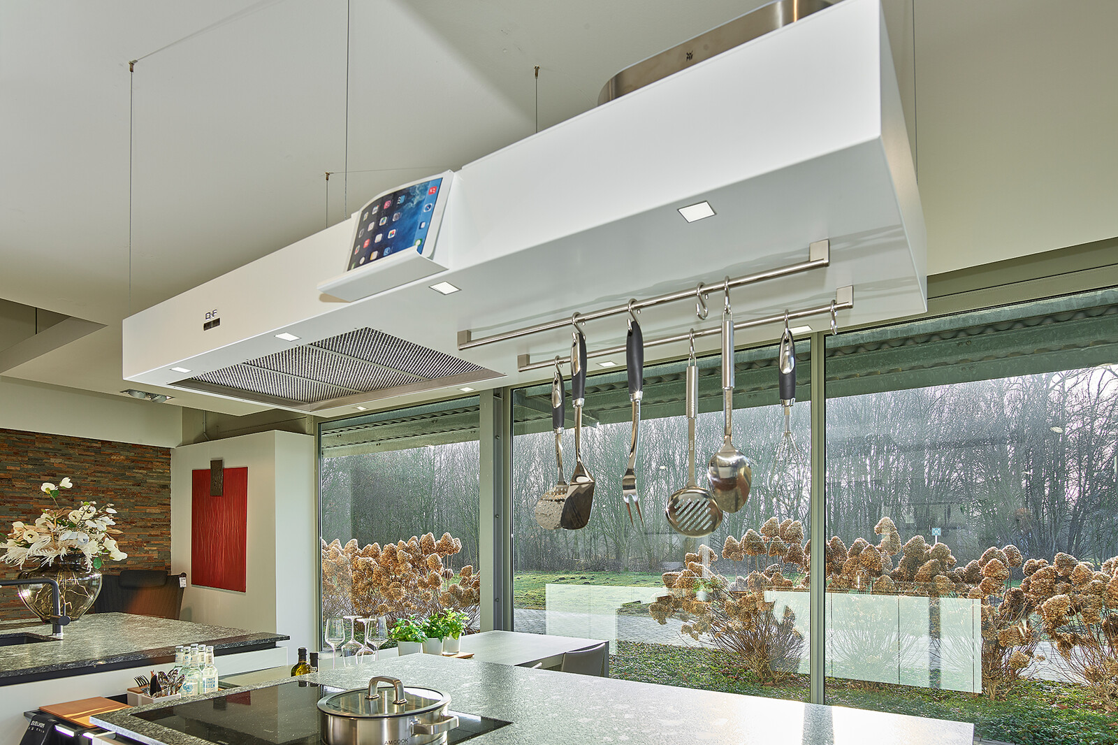 Showroomkeuken: next125 eilandkeuken in wit en grafietgrijs eikenfineer met design afzuigkap O+F